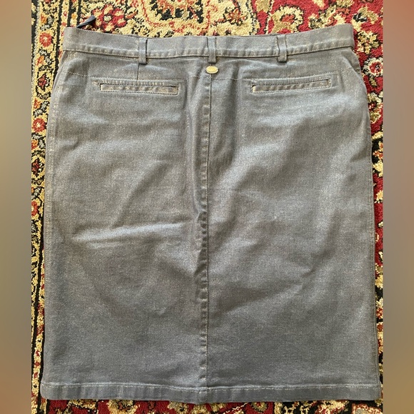 Vintage CHANEL gray w/ gold metallic denim skirt (w/ spandex). Gold hardware. - Picture 7 of 9